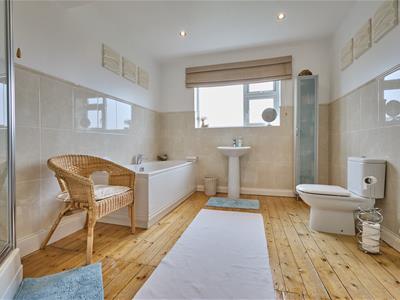 Rear Refitted Family Bathroom